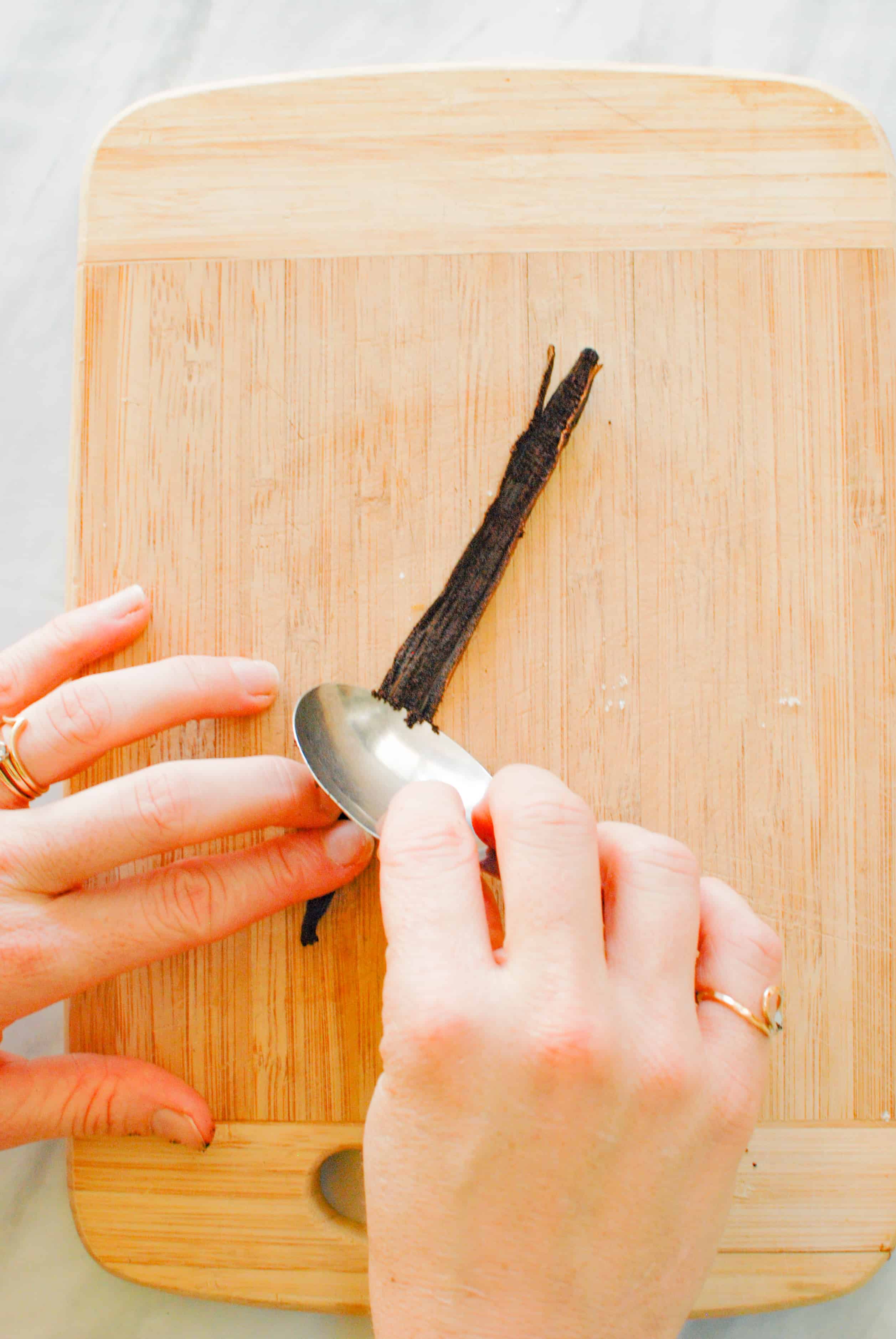 scrapingvanillaseedsfromavanillabean