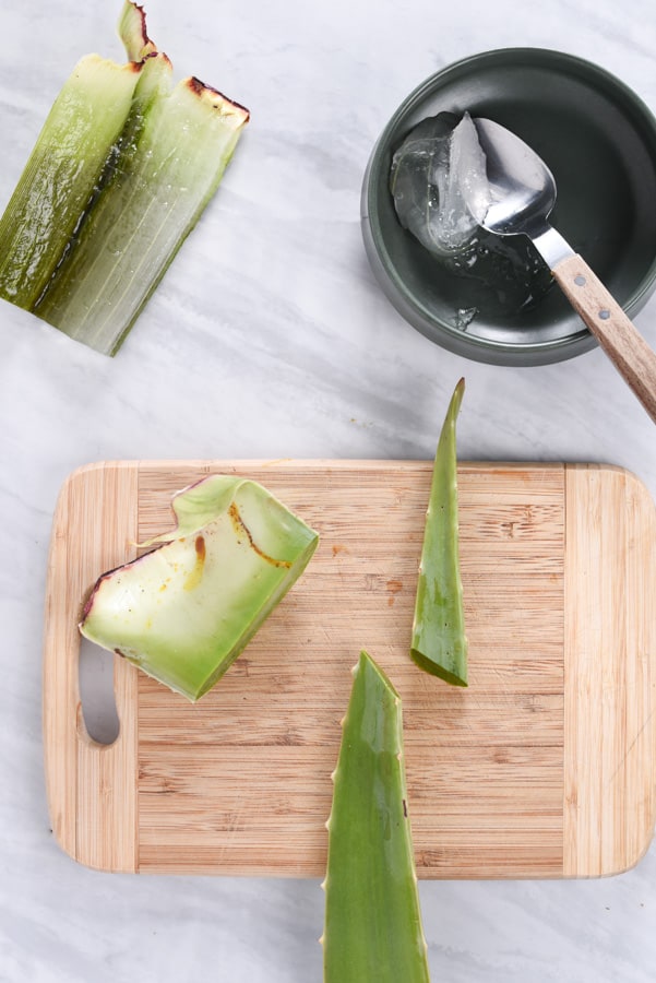 cutting board with fresh aloe vera 2