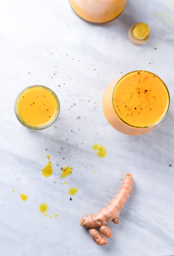 turmeric and black pepper juice in 2 glasses