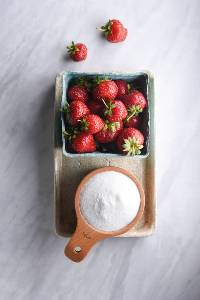 Ingredients to make strawberry simple syurp